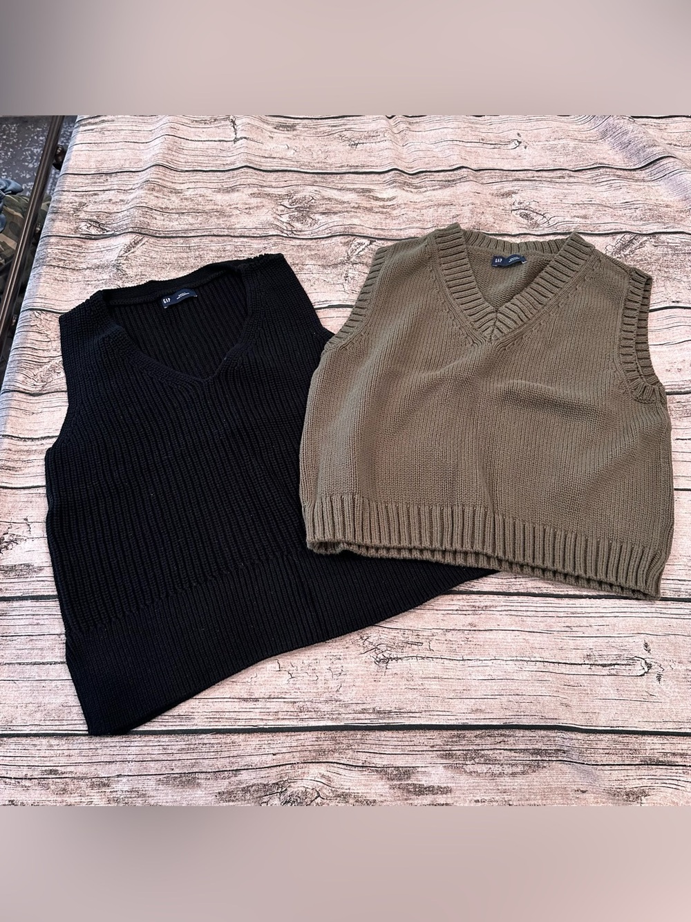 Lot of 2 GAP V-Neck Cotton Knit Sweater Vests in Black & Olive Size Small